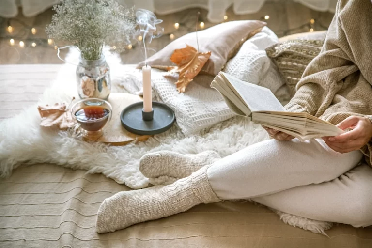 How to create a cozy and stylish living room